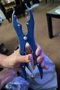 how to use balloon pliers